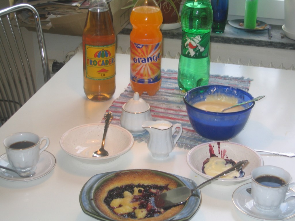 En bild som visar bordsservis, bord, lsk, flaska

Automatiskt genererad beskrivning
