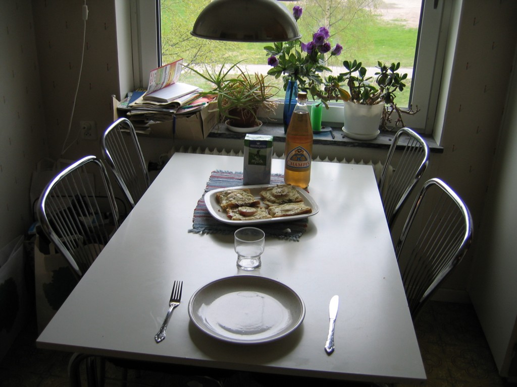 En bild som visar mbler, bord, inomhus, bordsservis

Automatiskt genererad beskrivning